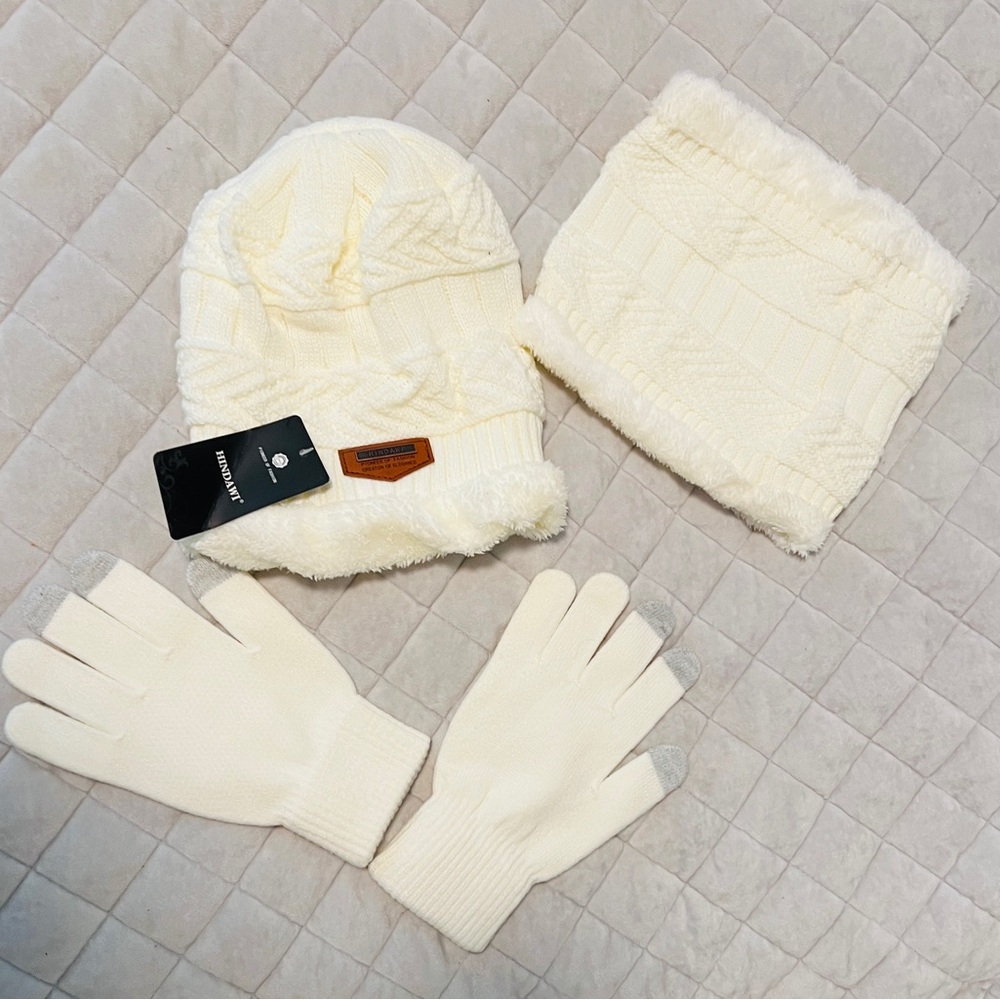 Hindawi Cream Winter Hat Scarf Gloves Set NWT